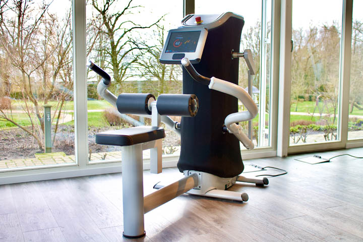 E-Gym Trainingsgerät in einem Raum mit Blick in den Garten der Praxis.